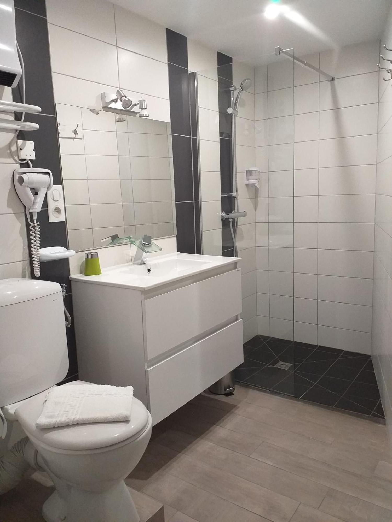 Hotel La Couronne Marmande Bagian luar foto