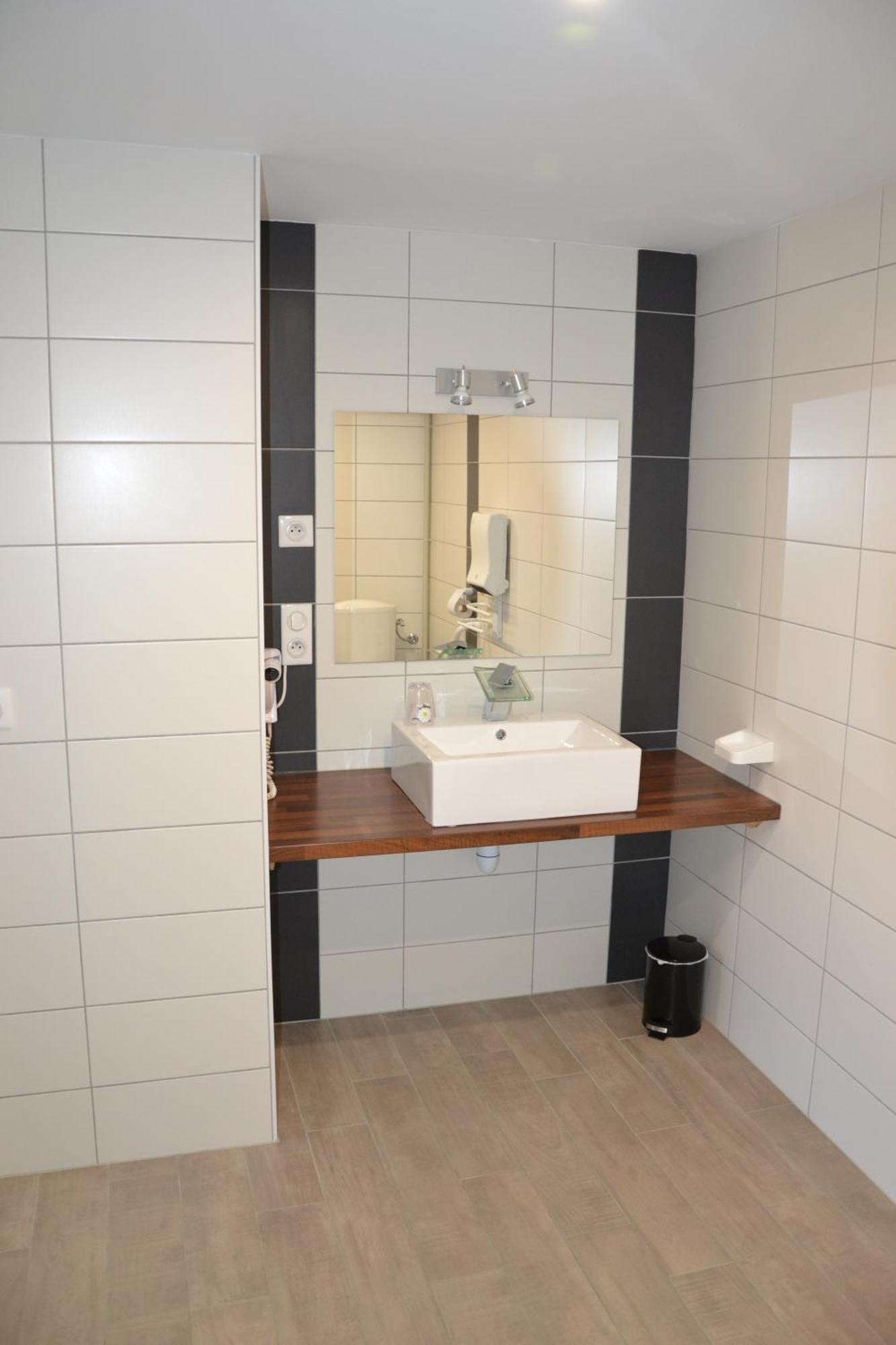Hotel La Couronne Marmande Bagian luar foto