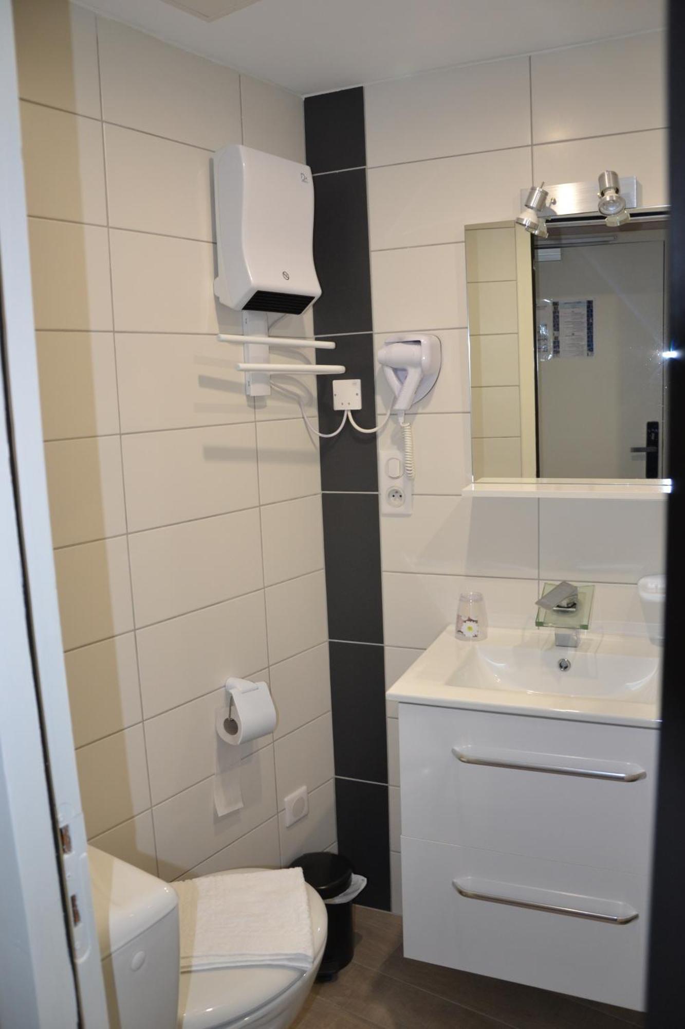Hotel La Couronne Marmande Bagian luar foto